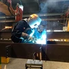 Một lao động người Việt đang làm hàn xì tại một công ty cơ khí ở Nhật Bản. (Ảnh: Quang Sỹ/Vietnam+)