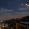 Tên lửa phòng không của Syria ngăn chặn một vụ tấn công bằng tên lửa trên bầu trời Damascus. (Ảnh: AFP/TTXVN)