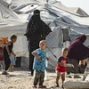 Phụ nữ và trẻ em là thân nhân của các thành viên IS tại trại tị nạn al-Hol ở đông bắc Syria. (Ảnh: AFP/TTXVN)