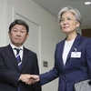 Hình ảnh Ngoại trưởng Nhật Bản Toshimitsu Motegi gặp người đồng cấp Kang Kyung Wha của Hàn Quốc hồi tháng 9. (Nguồn: AP)