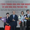 Thủ tướng Nguyễn Xuân Phúc tặng hoa Nhà nghiên cứu văn hoá Nguyễn Hải Liên. (Ảnh: Thống Nhất /TTXVN)