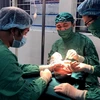 Ca nối liền bàn tay đứt rời cho bệnh nhân bằng kỹ thuật vi phẫu tại Bệnh viện Việt Tiệp Hải Phòng ngày 25/11. (Ảnh: TTXVN phát)