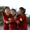 Các cầu thủ nữ Việt Nam ăn mừng sau bàn mở tỷ số của Dương Thị Vân. (Ảnh: Hoàng Linh/TTXVN)