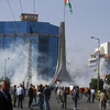 Người dân Palestine xung đột với các lực lượng an ninh Israel trong cuộc biểu tình tại thành phố Ramallah, Bờ Tây. (Ảnh: AFP/TTXVN)