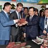 Phó Thủ tướng Trịnh Đình Dũng thăm gian hàng tại Ngày hội hàng Việt Nam. (Ảnh: TTXVN phát)