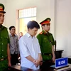 Bị cáo Phạm Thành Hiếu (áo trắng) lĩnh án 12 năm tù. (Ảnh: Bùi Giang/TTXVN)
