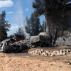 Hiện trường đổ nát sau một vụ không kích xuống nhà máy sản xuất bánh quy ở Tripoli, Libya. (Ảnh: THX/TTXVN)