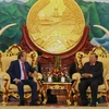 Tổng Bí thư, Chủ tịch nước Lào Bounnhang Vorachith đang tiếp thân mật Phó Thủ tướng Thường trực Trương Hòa Bình. (Ảnh: Phạm Kiên/Vietnam+)