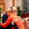 Thủ tướng Nguyễn Xuân Phúc chúc mừng huấn luyện viên Park Hang Seo. (Ảnh: Nguyên An/Vietnam+)