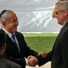 Thủ tướng Israel Benjamin Netanyahu (trái) trong cuộc gặp lãnh đạo đảng Xanh-Trắng Benny Gantz (phải) tại Jerusalem ngày 19/9. (Ảnh: AFP/TTXVN)