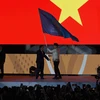 Bộ trưởng Bộ Văn hóa, Thể thao và Du lịch Việt Nam Nguyễn Ngọc Thiện (trái) đã nhận cờ đăng cai kỳ SEA Games 31 từ Chủ tịch Ủy ban Olympic Philippines Bambol Tolentino. (Ảnh: AFP/TTXVN)