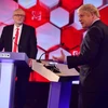 Thủ tướng Boris Johnson (phải) và lãnh đạo Công đảng đối lập Jeremy Corbyn (trái) tại vòng tranh luận trực tiếp cuối cùng trên sóng truyền hình. (Ảnh: AFP/TTXVN)