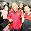 Sáng 14/12, huấn luyện viên Park Hang-seo cùng đội tuyển bóng đá nam U23 Việt Nam đã tới sân bay Gimhae (Hàn Quốc). 