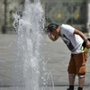 Một người đàn ông giải nhiệt bằng nước. (Nguồn: Getty Images)