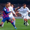 Rakitic kéo áo Varane trong vòng cấm địa. (Nguồn: Real Madrid)