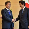Thủ tướng Nhật Bản Shinzo Abe (phải) và Tổng thống Hàn Quốc Moon Jae-in. (Nguồn: AFP)
