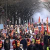 Người dân biểu tình phản đối kế hoạch của Chính phủ cải cách hệ thống lương hưu tại Bordeaux, Pháp. (Ảnh: AFP/TTXVN)
