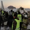 Lực lượng cứu hộ tìm kiếm các nạn nhân tại hiện trường vụ rơi máy bay của Hãng hàng không Bek Air thuộc Kazakhstan. (Ảnh: Yahoo/TTXVN)