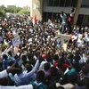 Người dân biểu tình phản đối tình trạng kinh tế tồi tệ tại Darfur, Sudan. (Ảnh: AFP/TTXVN)