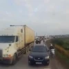 [Video] Tài xế phải lùi xe cả trăm mét vì cố tình vượt ẩu