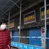 Người dân ở Vũ Hán đeo khẩu trang phòng virus viêm phổi lạ. (Nguồn: Getty Images)