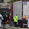 Cảnh sát Anh điều tra tại hiện trường phát hiện xe container chở 39 thi thể ở Khu công nghiệp Waterglade thuộc Grays, hạt Essex. (Nguồn: AFP/TTXVN)
