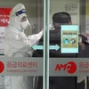 Nhân viên y tế kiểm tra thân nhiệt hành khách tại bệnh viện trung tâm Seoul, Hàn Quốc ngày 27/1/2020. (Ảnh: YONHAP/TTXVN)
