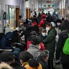 Người dân xếp hàng chờ đợi tại bệnh viện ở thành phố Vũ Hán, Trung Quốc, ngày 25/1. (Ảnh: AFP/ TTXVN)