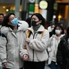 Người dân đeo khẩu trang để phòng tránh lây nhiễm virus corona tại Tokyo, Nhật Bản. (Ảnh: AFP/ TTXVN)