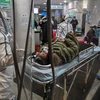 Nhân viên y tế tiếp nhận bênh nhân viêm đường hô hấp cấp do nhiễm virus corona tại bệnh viện ở Vũ Hán. (Ảnh: AFP/TTXVN)