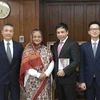 Đại sứ Phạm Việt Chiến cùng các cán bộ Đại sứ quán chụp ảnh cùng Thủ tướng Bangladesh sau cuộc tiếp. (Ảnh: Huy Lê/Vietnam+)