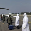 Kiểm tra thân nhiệt những hành khách trở về từ Vũ Hán, Trung Quốc, tại sân bay New Delhi, Ấn Độ, ngày 2/2. (Ảnh: AFP/TTXVN)
