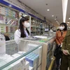 Lực lượng chức năng thị sát, kiểm tra, tuyên truyền các cửa hàng kinh doanh thuốc, dụng cụ y tế tại Trung tâm phân phối thuốc Hapulico, Thanh Xuân, Hà Nội. (Ảnh: Trần Việt/TTXVN)