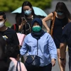 Người dân đeo khẩu trang để phòng tránh lây nhiễm virus corona tại Singapore ngày 4/2/2020. (Ảnh: AFP/TTXVN)