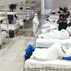 Bệnh nhân nhiễm virus corona chủng mới được điều trị tại một bệnh viện dã chiến ở Vũ Hán, Trung Quốc ngày 5/2. (Ảnh: THX/TTXVN)