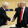 Thủ tướng Boris Johnson (trái) hoãn kế hoạch hội đàm với Tổng thống Mỹ Donald Trump. (Nguồn: AP)