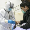 Nhân viên y tế điều trị cho bệnh nhân nhiễm COVID-19 tại bệnh viện dã chiến ở Vũ Hán, tỉnh Hồ Bắc, Trung Quốc. (Ảnh: THX/TTXVN)