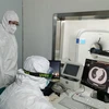 Bác sỹ theo dõi phim chụp CT phổi của bệnh nhân nhiễm COVID-19 tại bệnh viện ở Vũ Hán, Trung Quốc. (Ảnh: THX/TTXVN)