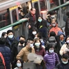 Người dân đeo khẩu trang để phòng tránh lây nhiễm COVID-19 tại Đài Bắc, Đài Loan, Trung Quốc. (Ảnh: AFP/ TTXVN)