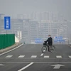 Một người dân đạp xe trên đường phố Bắc Kinh, Trung Quốc. (Nguồn: Getty Images)