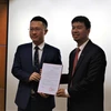 Ông Ngô Minh Hiển, Phó Tổng giám đốc VOV trao quyết định bổ nhiệm có thời hạn ông Lương Minh Đức (trái) giữ chức Phó Giám Đốc Đài Truyền hình Kỹ thuật số VTC.