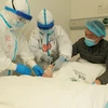 Điều trị cho bệnh nhân nhiễm COVID-19 tại bệnh viện ở Vũ Hán, Trung Quốc. (Ảnh: THX/TTXVN)