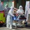 Nhân viên y tế chuyển bệnh nhân nghi nhiễm COVID-19 tới một bệnh viện ở Daegu, Hàn Quốc. (Ảnh: AP)