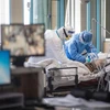 Nhân viên y tế chăm sóc bệnh nhân nhiễm COVID-19 tại một bệnh viện ở Vũ Hán, Trung Quốc ngày 22/2. (Ảnh: THX/TTXVN)