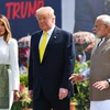 Thủ tướng Ấn Độ Narenda Modi (phải) đón Tổng thống Mỹ Donald Trump (giữa) và Đệ nhất phu nhân Melania Trump tại sân bay quốc tế Sardar Vallabhbhai Patel. (Ảnh: AFP/TTXVN)