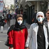 Người dân Iran đeo khẩu trang phòng dịch viêm đường hô hấp cấp COVID-19 tại Tehran ngày 24/2. (Ảnh: AFP/TTXVN)