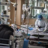 Nhân viên y tế điều trị cho bệnh nhân tại bệnh viện ở Vũ Hán, tỉnh Hồ Bắc, Trung Quốc. (Ảnh: THX/TTXVN)