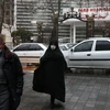 Người dân đeo khẩu trang phòng lây nhiễm virus SARS-CoV-2 tại Tehran, Iran. (Ảnh: Reuters/TTXVN)