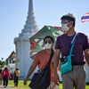 Người dân đeo khẩu trang phòng tránh lây nhiễm COVID-19 tại Bangkok, Thái Lan. (Ảnh: AFP/TTXVN)