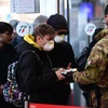 Binh sỹ Italy kiểm tra hành khách tại nhà ga đường sắt Milan, trong bối cảnh dịch COVID-19 đang hoành hành. (Ảnh: AFP/TTXVN)